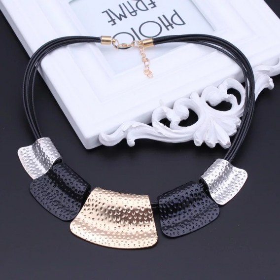 GARGANTILLA NEGRA DORADA Y PLATA