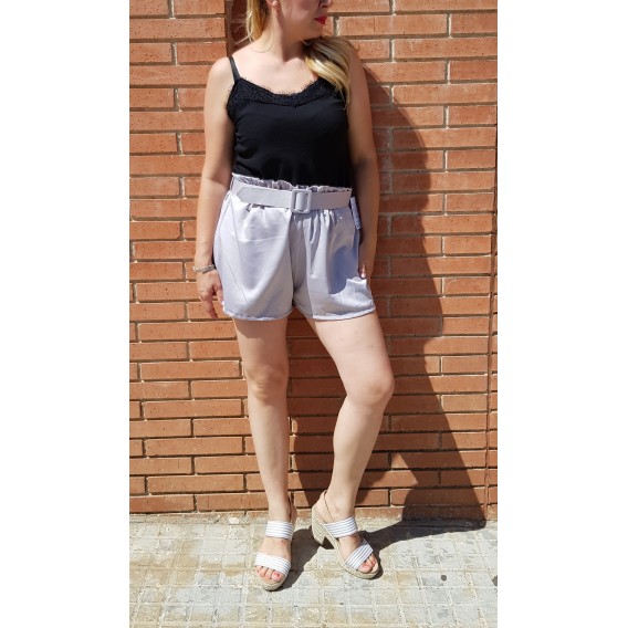 short raso con cinturón
