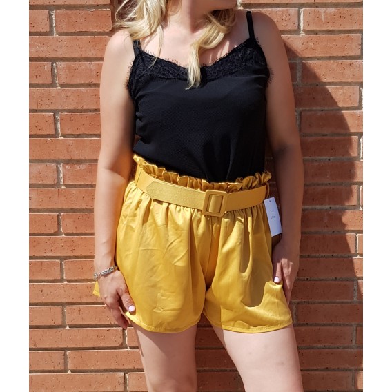 short raso con cinturón