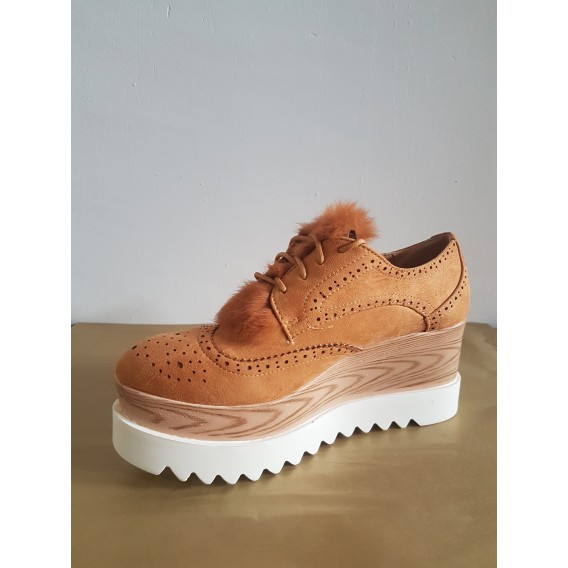 zapato cuña y pelo camel