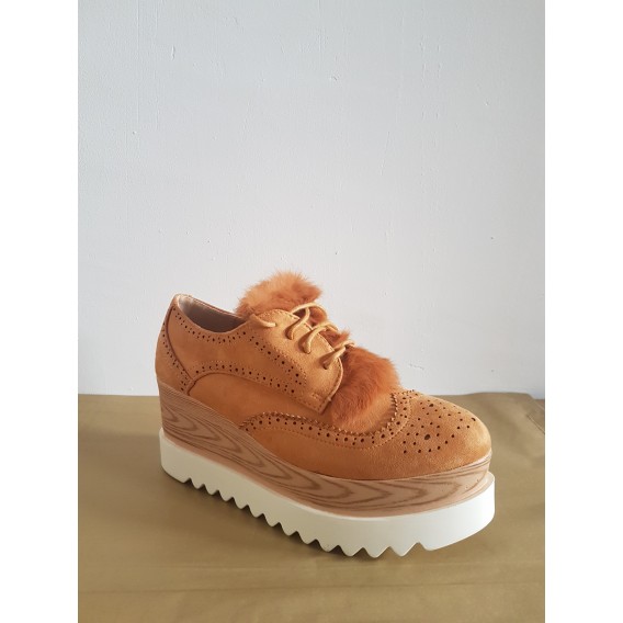 zapato cuña y pelo camel